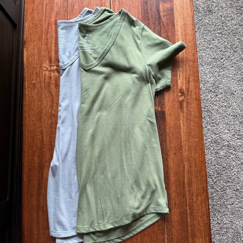 Women’s Torrid Classic Fit V-Neck Tees Size 00